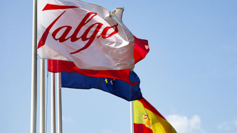 Una bandera con el logo de Talgo, junto a la de España y a la de la UE, en la entrada de la planta del fabricante de ferrocarriles en Las Rozas (Madrid). REUTERS/Violeta Santos Moura