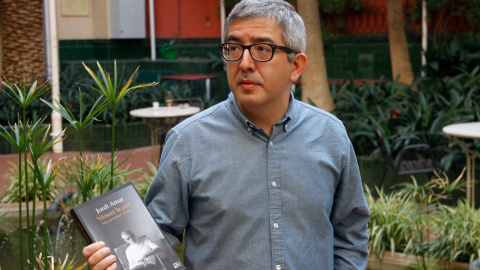 08/04/2022 - Jordi Amat amb un exemplar de 'Vèncer la por', la biografia que ha dedicat a Gabriel Ferrater.