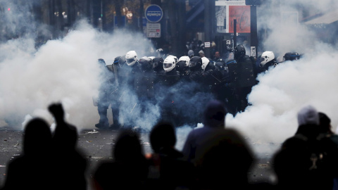 Policías y manifestantes en la movilización contra las reformas de pensiones París, Francia. EFE / IAN LANGSDON