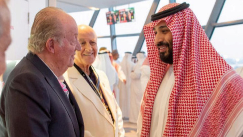 El rey Juan Carlos saluda al príncipe heredero de Arabia Saudi, Mohamen bin Salman, durante el Gran Premio de Abu Dabi de Fórmula 1.- REUTERS