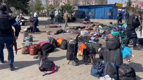 Cadáveres en el suelo y mochilas tras el ataque a la estación de tren de la ciudad de Kramatorsk (Ucrania) este viernes 8 de abril de 2022.