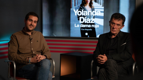 Los periodistas Alexis Romero (i) y Manuel Sánchez (d), autores del libro ‘Yolanda Díaz. La dama roja’. — Alfredo Langa