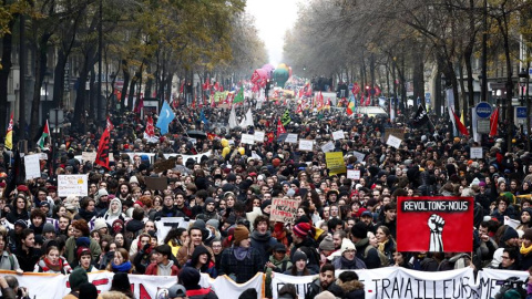 Manifestantes sujetan una pancarta en la que se puede leer "revoltons-nous",(lit. vamos a rebelarnos), durante una protesta contra la reforma de las pensiones, madre de todas las reformas del presidente francés, Emmanuel Macron. EFE