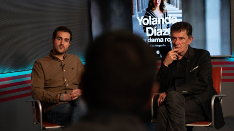 Los periodistas Alexis Romero (i) y Manuel Sánchez (d), autores del libro ‘Yolanda Díaz. La dama roja’. — Alfredo Langa