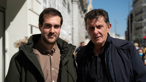 Los periodistas Alexis Romero (i) y Manuel Sánchez (d), autores del libro ‘Yolanda Díaz. La dama roja’.