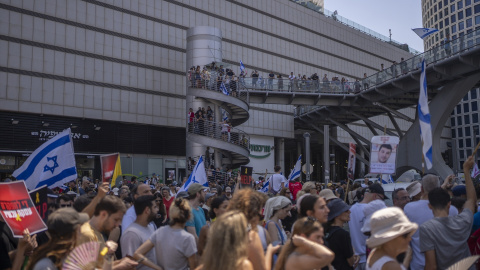 Manifestantes cortan las carreteras exteriores del Kibbutz Yakum, en Tel Aviv.