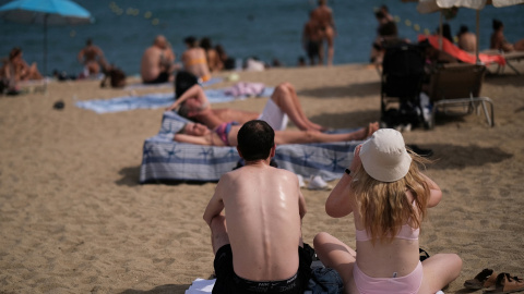 Turistas en la playa de la Barceloneta, en Barcelona. REUTERS/Nacho Doce