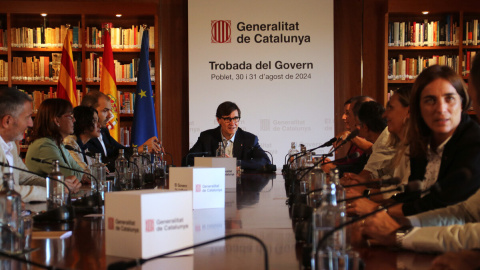 El president de la Generalitat, Salvador Illa i els consellers del Govern en la primera sessió de treball del Govern al Monestir de Poblet, a l'Arxiu Tarradellas, presidit per la bandera espanyola.