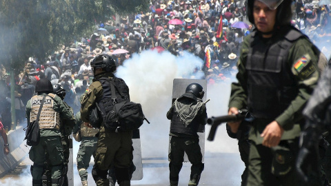 Policías reprimen manifestación en Cochabamba (Bolivia) / EFE