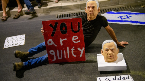 Un hombre con una máscara del primer ministro israelí, Benjamin Netanyahu, protesta en Tel Aviv contra el Gobierno.