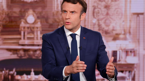 El presidente de Francia, Emmanuel Macron, habla mientras participa en el programa '10 Minutes pour Convaincre' (10 minutos para convencer) en el canal de televisión francés TF1, en Boulogne-Billancourt, en las afueras de París, el 6 de abril de 2022.