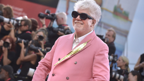 El director de cine Pedro Almodóvar posa en la alfombra roja del Festival Internacional de Cine de Venecia.