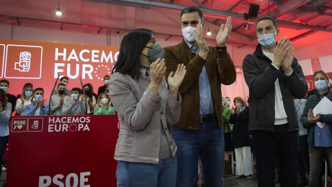 09/04/2022 La secretaria general del PSOE Madrid y delegada del Gobierno de España en Madrid, Mercedes González; el presidente del Gobierno Pedro Sánchez; y el secretario general del PSOE Madrid y portavoz del PSOE en la Asamblea, Juan Lobato; aplauden