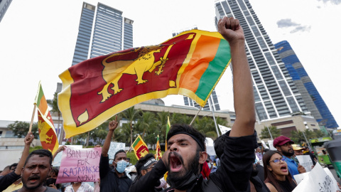 09/04/2022 Manifestantes protestan en Sri Lanka contra el presidente, Gotabaya Rajapaksa, cerca de la Secretaría Presidencial, en Colombo