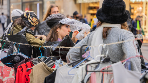 Activistas protestan contra el Black Friday regalando ropa en las calles de Barcelona, a 23 de noviembre de 2023.