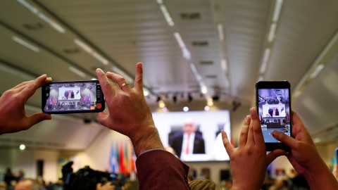 Los periodistas toman fotos con sus smartphones al comienzo de la cumbre de la OPEP+ (los miembros del cártel y sus aliados, en Viena. REUTERS/Leonhard Foeger