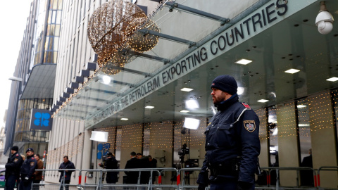 Policías en la puerta de la sede de la OPEP en Viena, donse se reúnen los miembros del cártel y sus aliados (grupo conocido como PEP+), en Viena. REUTERS/Leonhard Foeger