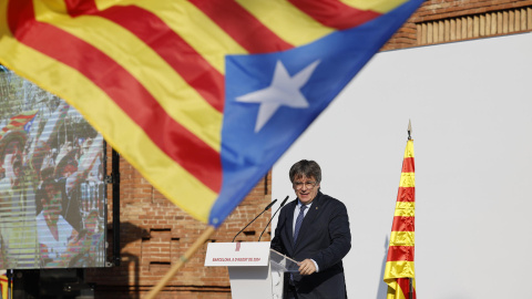 El expresidente catalán Carles Puigdemont interviene en el acto de bienvenida para el que miles de independentistas se congregan en el paseo Lluís Companys de Barcelona, junto al Parlament. Tras casi siete años huido en el extranjero, y pese a la orden