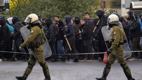 Estudiantes marchan en la manifestación en recuerdo a Alexis Grigoropoulos en Atenas. / EMMA PONS