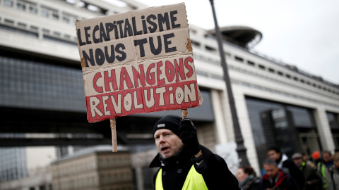 Un manifestante parisino muestra una pancarta contra los recortes en las pensiones. REUTERS/Benoit Tessier