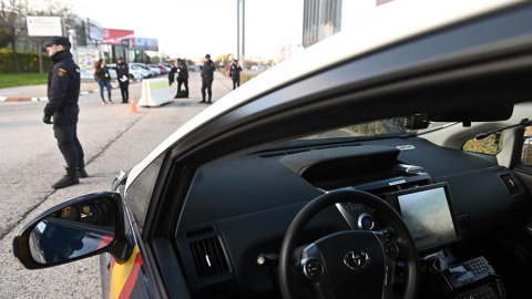 Imagen de archivo de un coche de Policía. EFE/ Fernando Villar