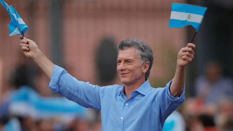 El presidente argentino Mauricio Macri se despide de sus simpatizantes en Buenos Aires. / EFE