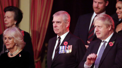 09/11/2019 - El príncipe Andrés de Inglaterra y el primer ministro, Boris Johnson, en el Festival de la Royal British Legion of Remembrance en Londres. / REUTERS (Chris Jackson)