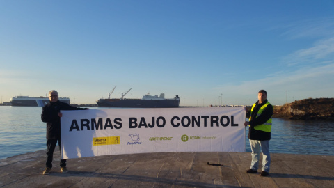 Integrantes de Armas Bajo Control en el puerto de Sagunto, con el barco Bahri Abha de fondo. AMNISTÍA INTERNACIONAL