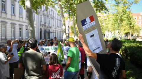 Varias personas durante una manifestación en contra del nuevo primer ministro de Francia, Michel Barnier, en la plaza de la Villa de París, a 7 de septiembre de 2024, en Madrid