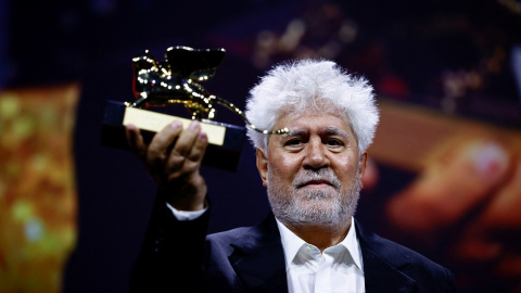 El cineasta español Pedro Almodovar sostiene el León de Oro del premio a la mejor película en el Festival de Cine de Venecia, por su filme 'La habitación de al lado'. REUTERS/Yara Nardi