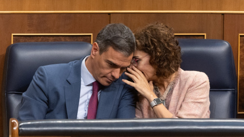 El presidente del Gobierno, Pedro Sánchez y la vicepresidenta primera y ministra de Hacienda, María Jesús Montero, durante un pleno en el Congreso de los Diputados. E.P./Eduardo Parra / Europa Press