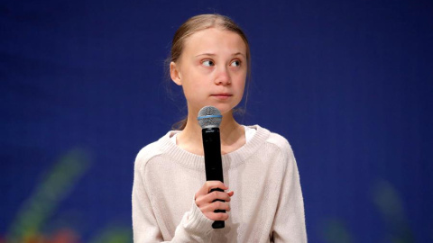 La joven activista medioambiental sueca Greta Thunberg (c), da un discurso durante su participación en un encuentro con científicos para concienciar a los ciudadanos sobre la emergencia climática desde los argumento de la ciencia, este martes, en el á