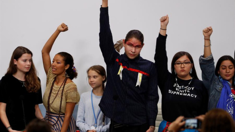 - La sueca Greta Thunberg (3i) junto a varios jóvenes activistas con los que ha participado en una rueda de prensa, en el marco de la XXV Cumbre de la Convención de Cambio Climático de Naciones Unidas (COP25) que se celebra en Madrid bajo el lema "Tiem