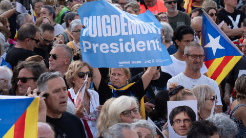 08/09/2024 Decenas de personas en la concentración para recibir al expresident de la Generalitat Carles Puigdemont. Foto de archivo.