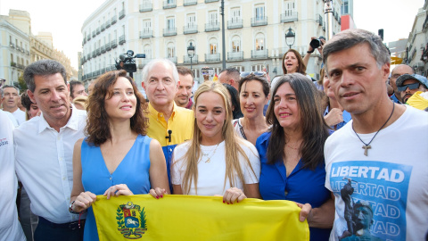 08/09/2024 La presidenta de la Comunidad de Madrid, Isabel Díaz Ayuso, el líder opositor venezolano, Leopoldo López y su mujer Lilian Tintori en una protesta contra el Gobierno de Nicolás Maduro. Foto de archivo.