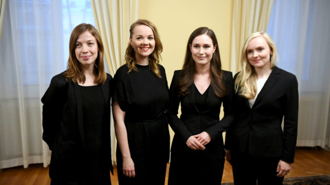 La flamante primera ministra de Finlandia, Sanna Marin, posa con la titular de Educación, Li Andersson, la de Finanzas, Katri Kulmuni, y la del Interior, Maria Ohisalo, tras la primera reunión del Ejecutivo de coalición en Helsinki. REUTERS