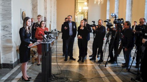 La nueva primera ministra de Finlandia, Sanna Marin, hace unas declaraciones a los medios en el Parlamento finés, en Helsinki. EFE/EPA/KIMMO BRANDT