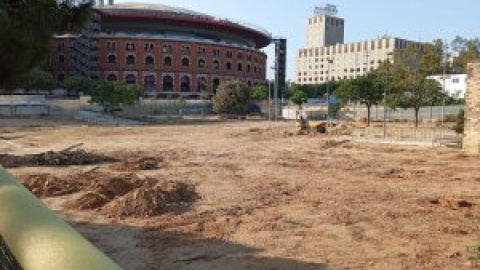 La tala masiva de árboles en un gran parque de Barcelona por las obras de Ferrocarrils genera indignación vecinal