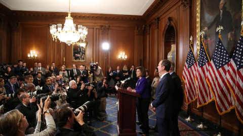 El comité demócrata, con la portavoz Nancy Pelosi al frente, anuncia las acusaciones contra Trump. (JONATHAN ERNST | REUTERS)