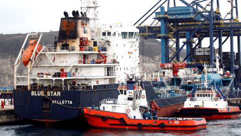 10/12/2019.- Vista del quimiquero "Blue Star", que encalló en el municipio coruñés de Ares el pasado 22 de noviembre./ EFE/ Kiko Delgado