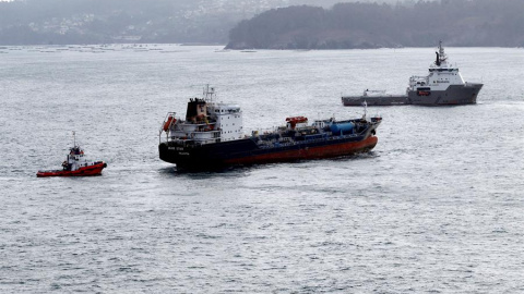 Los remolcadores desplazados a Ares (A Coruña) para el rescate del "Blue Star", el quimiquero que encalló en la zona el pasado 22 de noviembre, han logrado este martes iniciar el traslado del barco, que tendrá como destino el puerto exterior de Ferrol.