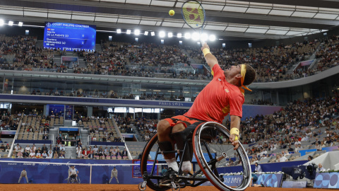 08/09/2024 Martín de la Puente se enfrenta a Gustavo Fernández (Argentina) durante su partido de tenis en los Juegos Paralímpicos de París 2024. Foto de archivo.