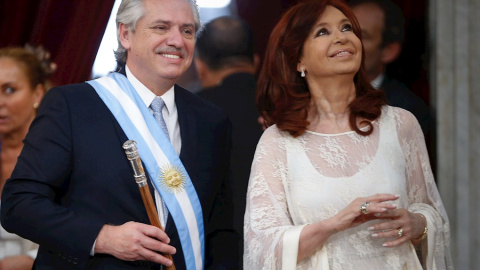 10/12/2019.- Alberto (i) y Cristina (d) Fernández asumen como presidente y vicepresidenta de Argentina respectivamente durante una ceremonia este martes, en Buenos Aires (Argentina). En la sesión de la Asamblea Legislativa -órgano parlamentario que eng