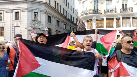 Varios asistentes con la bandera de Palestina, a 8 de septiembre de 2024