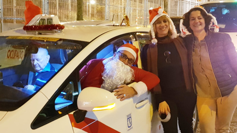 Un vehículo del 'Taxi-Luz' a punto de comenzar el itinerario navideño. / Élite Taxi Madrid