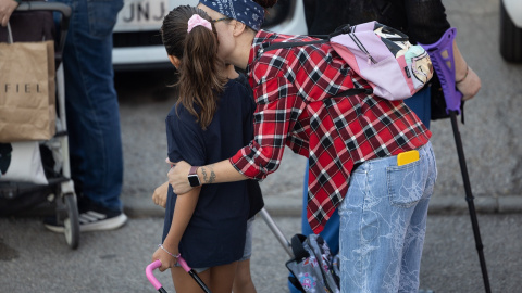 Una niña se despide de su familiar a su llegada al colegio el primer día, a 9 de septiembre de 2024, en Madrid (España).