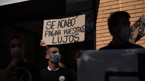 Un estudiante sostiene un cartel en el que se lee 'Se acabó pagar vuestros lujos' durante una concentración convocada por el sindicato 'Estudiantes en Lucha'. Imagen de archivo.