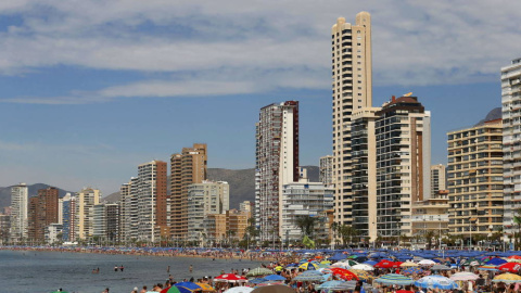 El informe incluye datos inéditos sobre el estado actual en la ocupación del suelo de nuestras costas, base de importantes actividades económicas como el turismo. En la imagen, una playa de Benidorm. EFE