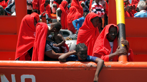 Un grupo de migrantes rescatados por Salvamento Marítimo en aguas del Estrecho de Gibraltar, a su llegada al puerto de Algeciras.- REUTERS/Jon Nazca