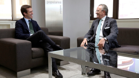 Pablo Casado durante la reunión mantenida con el que fuera presidente de Alianza Popular, Antonio Hernández Mancha, esta tarde en su despacho de la sede nacional del partido. EFE/PP/Diego Crespo